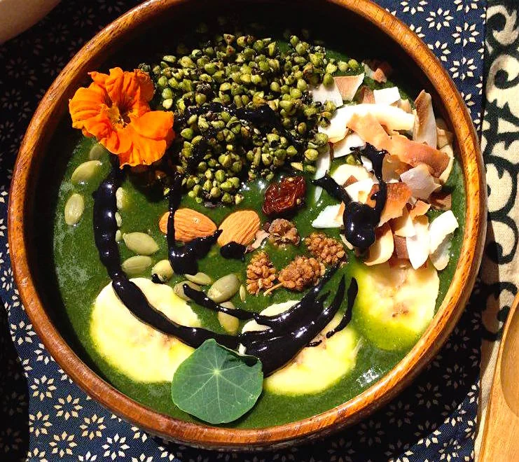 Serving ideas: green smoothie bowl with matcha rawnola