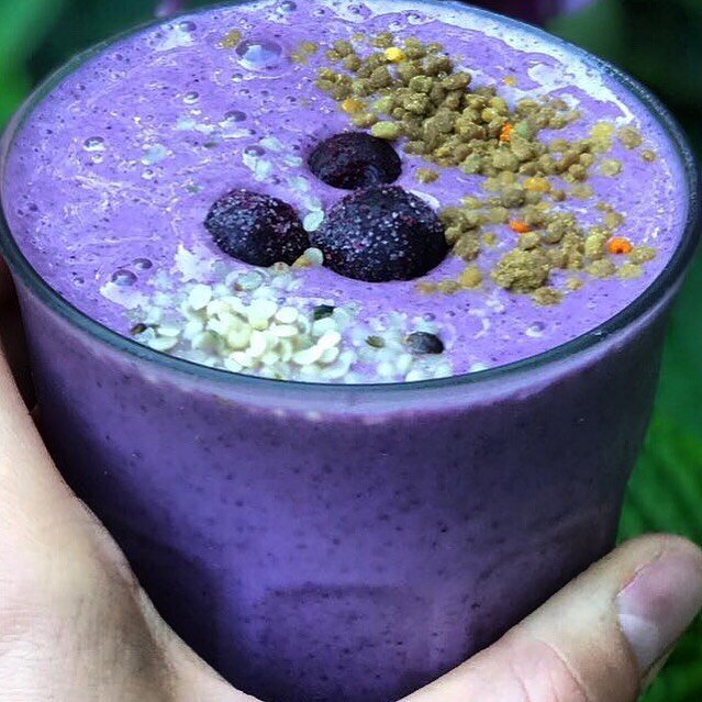 Fridays are for easy #supercharged breakfasts. Full of anti-oxidants for radiant skin, good fats and loaded with nutrient this smoothie is a total winner. ⁣
⁣
To make, blend till smooth: ⁣
⁣
1 cup of plant-based milk ⁣
1 ripe banana⁣
200 gr frozen de