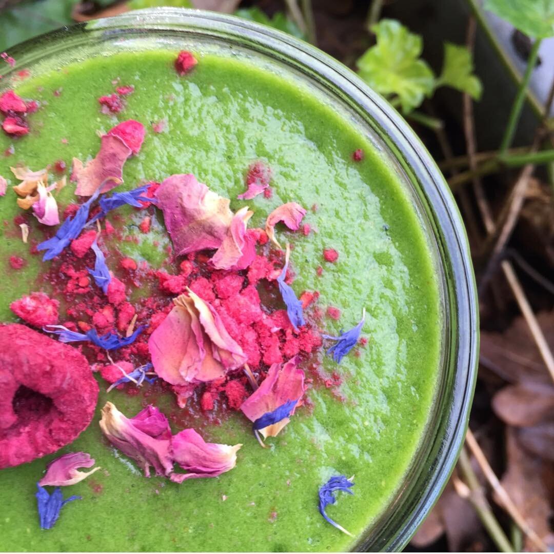 Monday morning ⛽️ fuel. Kicking off this week with this fast, easy, #supercharged green smoothie: 1 cup water, 1 🍌, 1/3 pineapple, tons of arugula, 1/2 small 🥑, 1 ts matcha poweder, 1 ts spirulina, 1 ts linseed oil. Just blend it up &amp; viola, a 