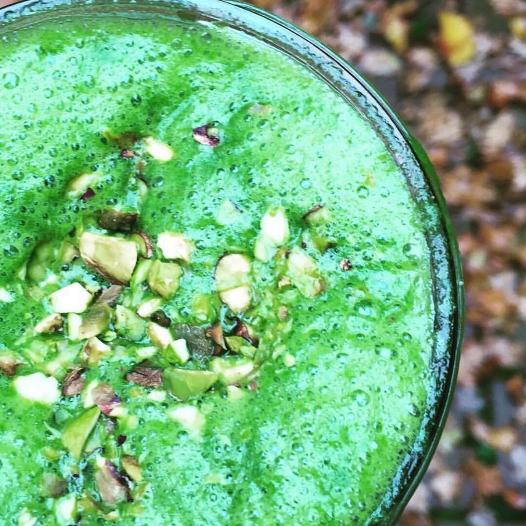 Green on green: an awesome easy green energy monster made of water, kale, arugula, banana, apple, spirulina. Yum! What is on your breakfast plate today??