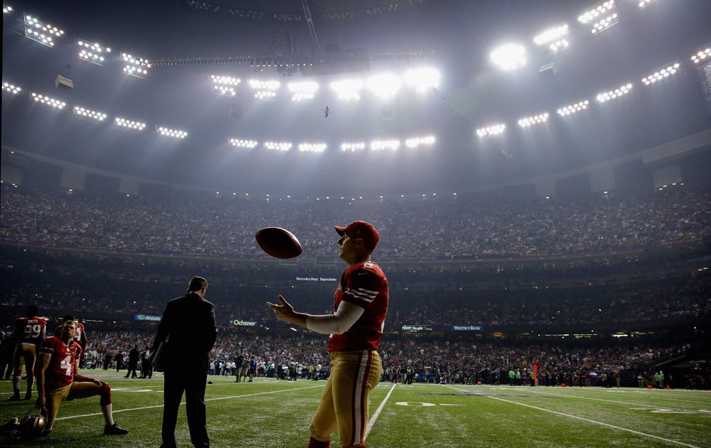 49ers-kicker-david-akers-tosses-a-football-to-himself.jpg