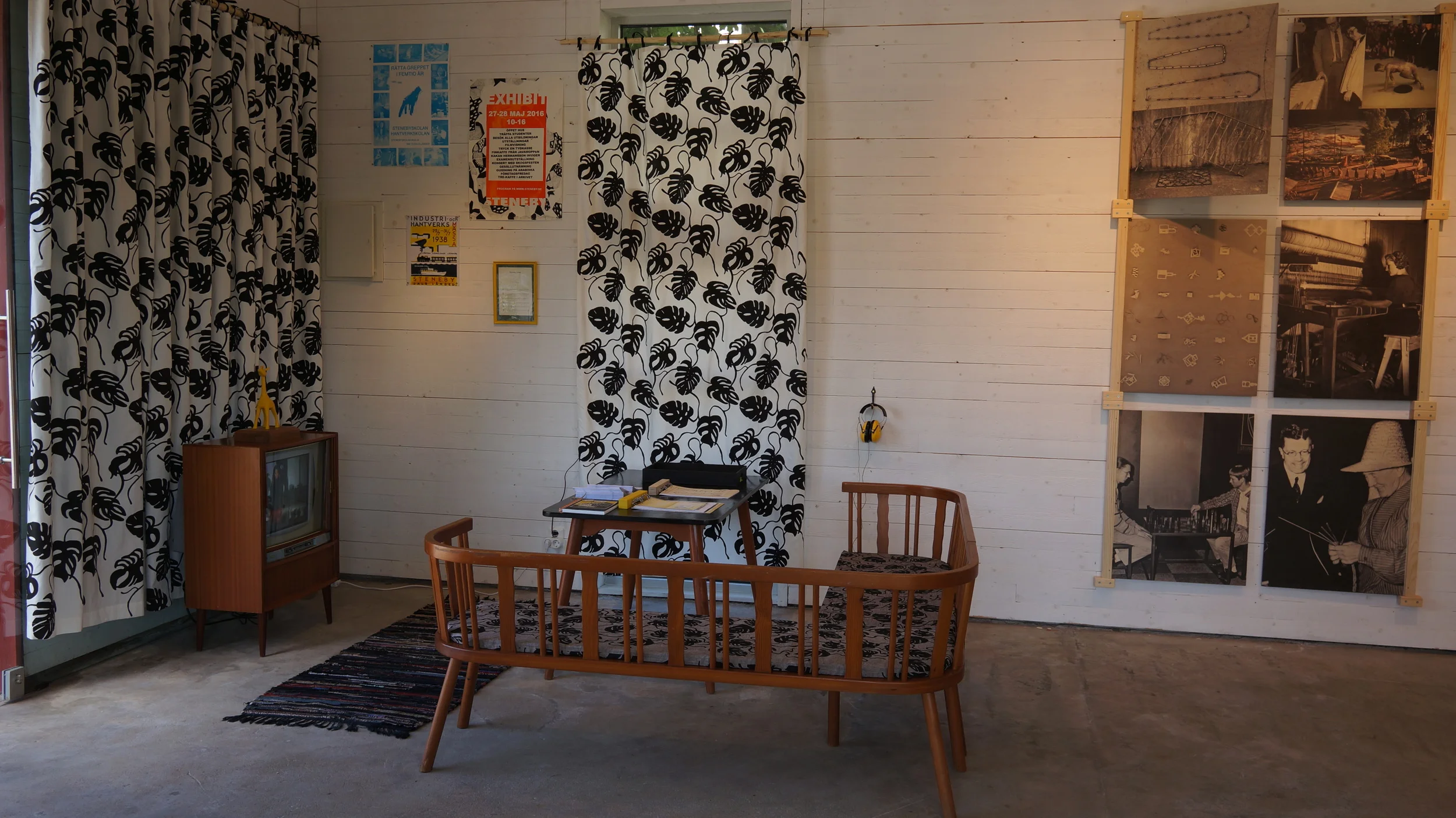 Gamla stenebymöbler. Textiltryck av Olivia. Vändbara plywoodprintar med arkivbilder. Video med gamla filmer. 