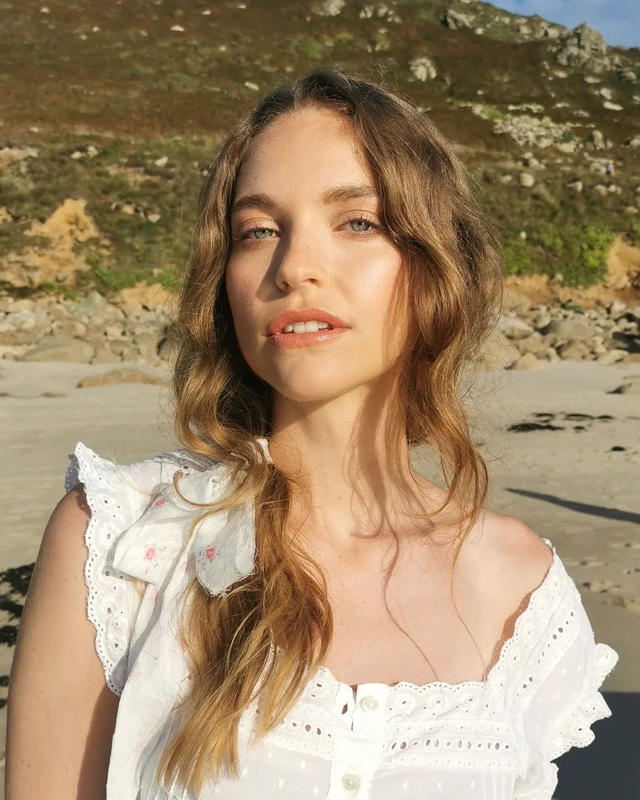 One of my favourite hair/makeups on the beautiful @isabellalilley for @lalikids 🌸
Shoot photographer @katylawrencefilm
We lucked out with the light and we shot during one of the most glorious golden sunsets of the year 🌅
.
#makeupartist #cornwallmu