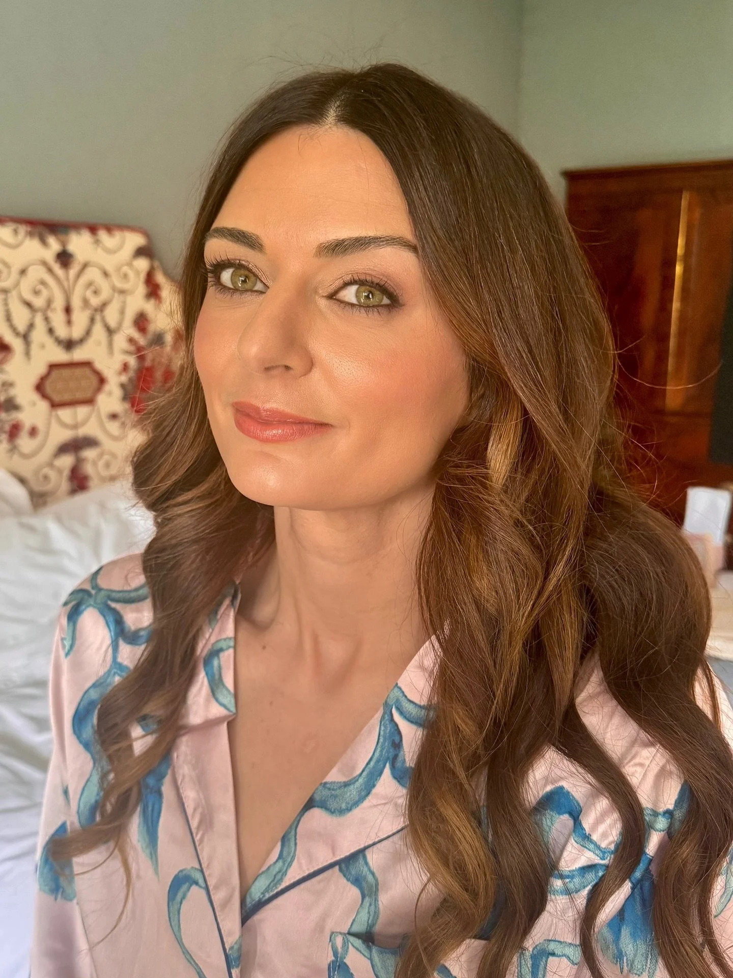 A touch of drama around the eye and a creamy base will always be a winning combo in my book ✨
I used the @faceatelier Ultra Pro foundation to create this delicious base and the classic Mac liner in Coffee, which is a great choice for those who want a