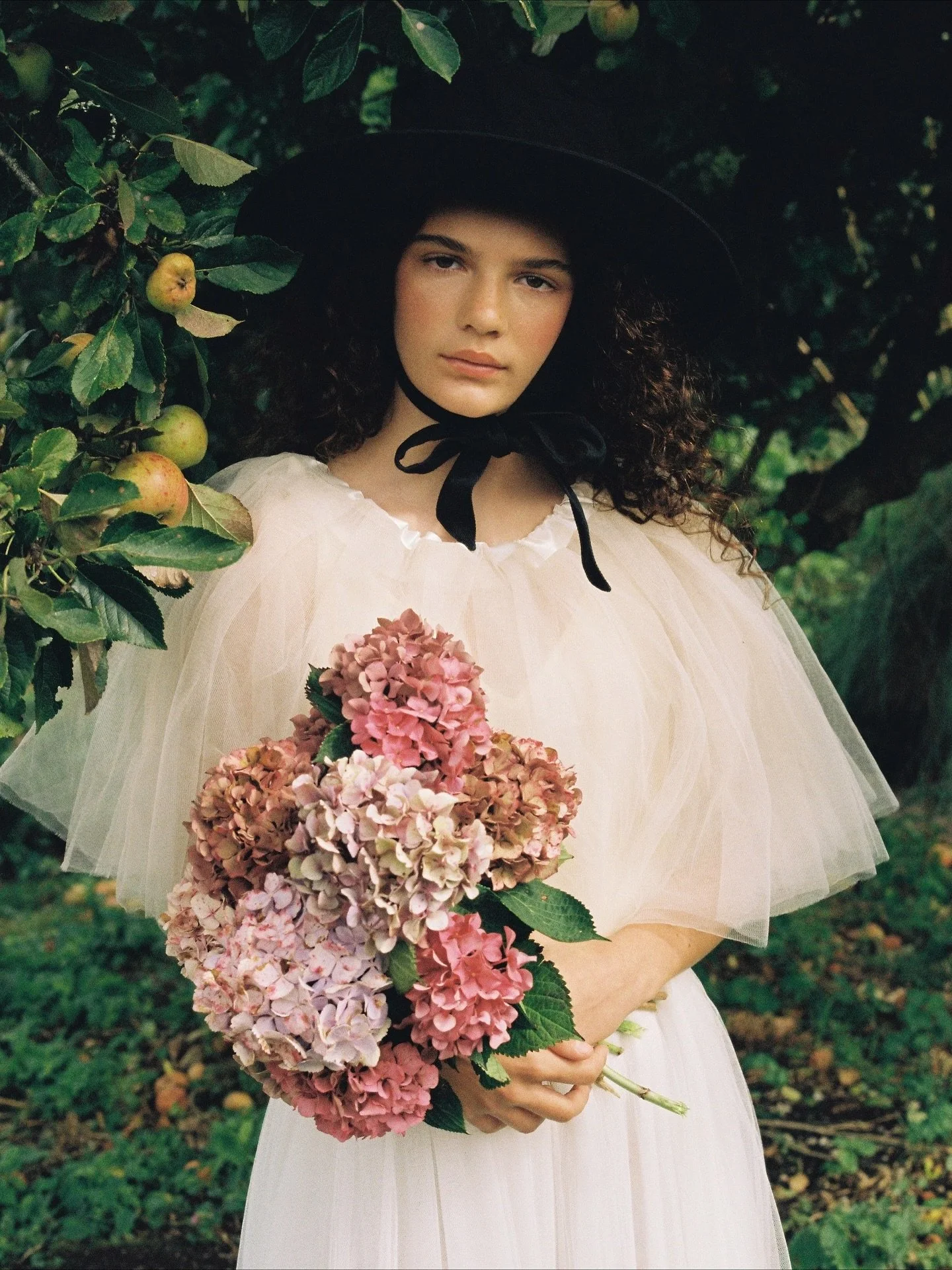 I love to juggle the world of weddings with fashion and this summer has proven to be a super creative one with so many gorgeous fashion shoots taking place ✨ I absolutely loved this afternoon spent in the garden with @phaedraandpersia @katylawrencefi