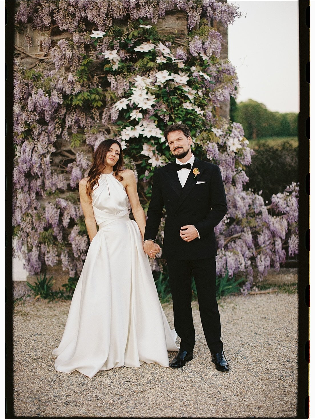 I absolutely love it when couples add film photography to their package, I just think you can&rsquo;t replicate the colour and quality of film ❤️ the results are always so beautiful&hellip; just like these stunning shots by @ashpowell ❤️ 
.
Team cred