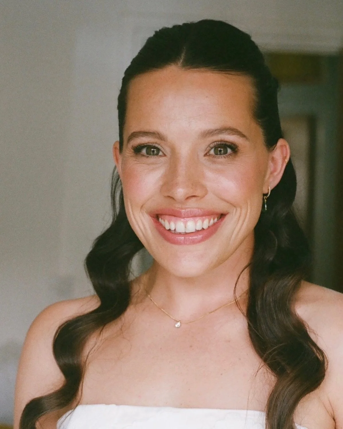 Brides on film ❤️✨ 
I absolutely love doing a portrait for my brides on film 📸 
I prefer a light touch makeup and I feel that this kind of look lends itself especially to film photography ✨ 
This absolute babe only had concealer and Charlotte Tilbur
