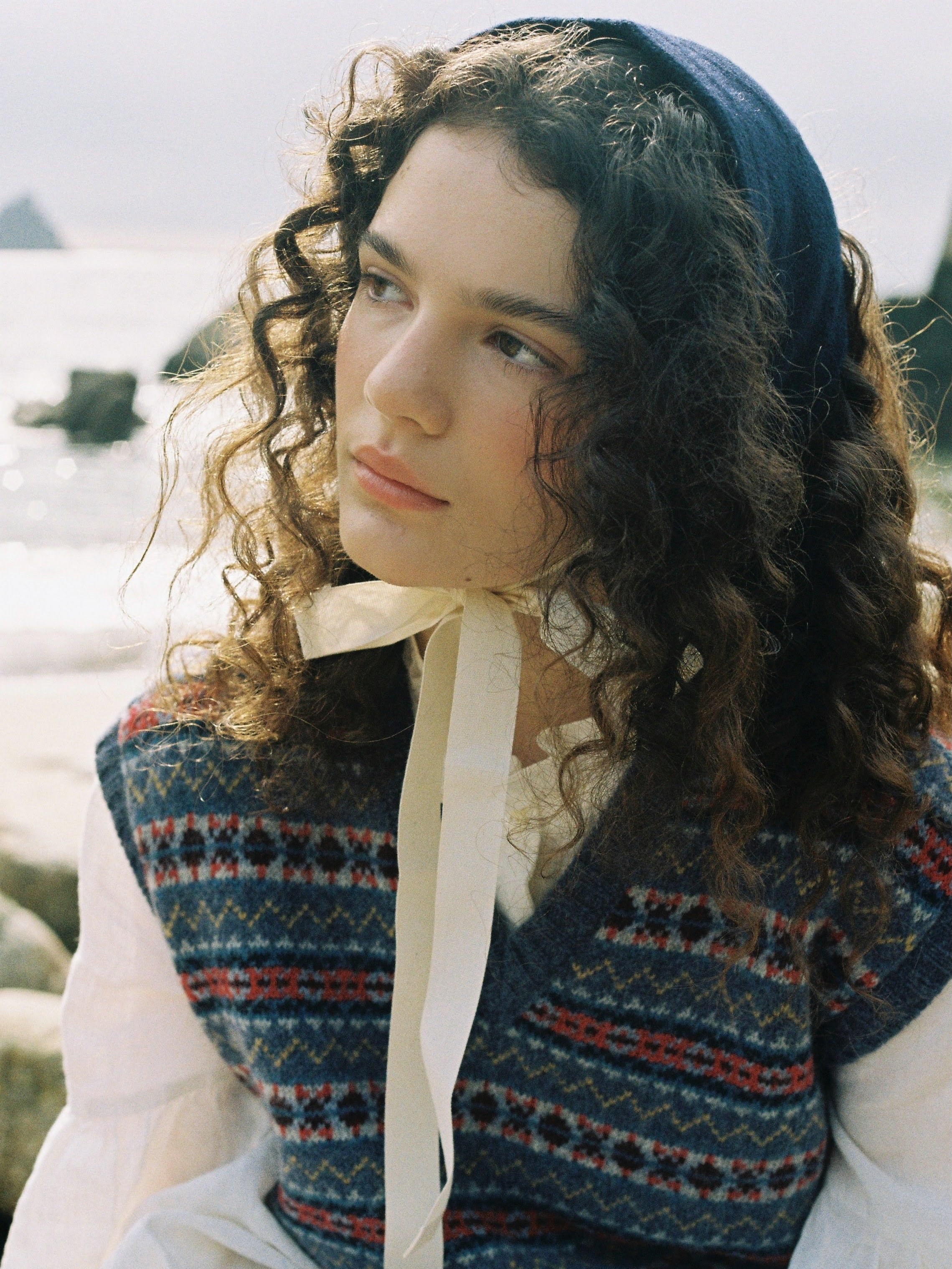Beautiful Persia and her sailboat ⛵️ 
A light and blushy look for this lovely shoot at Lamorna ✨ 
Shot by @katylawrencefilm 
Styling by @tillywheating 
Makeup by me using @giorgioarmani Luminous Silk Sheer Cheek tints ❤️ 
.
#cornwallmakeup #makeupcor