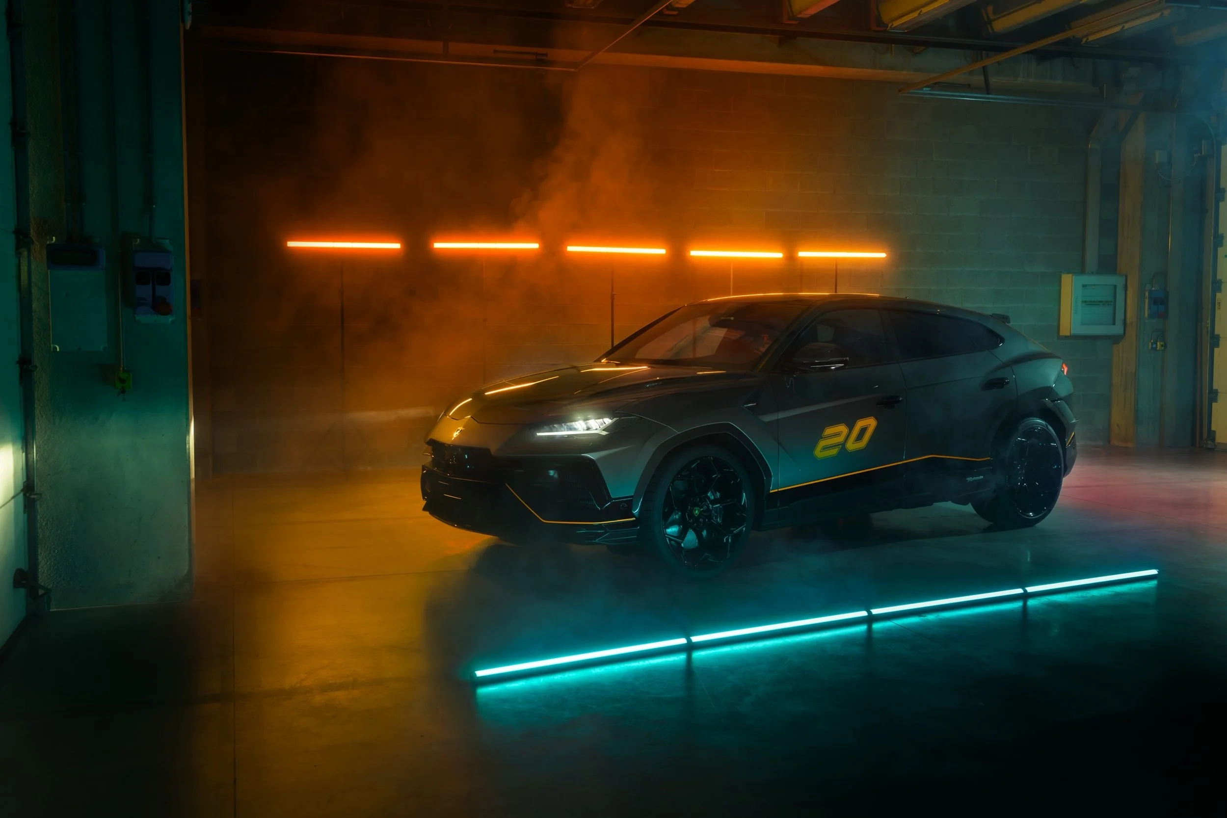 Urus_SCV12_Grey_box_moody.jpg