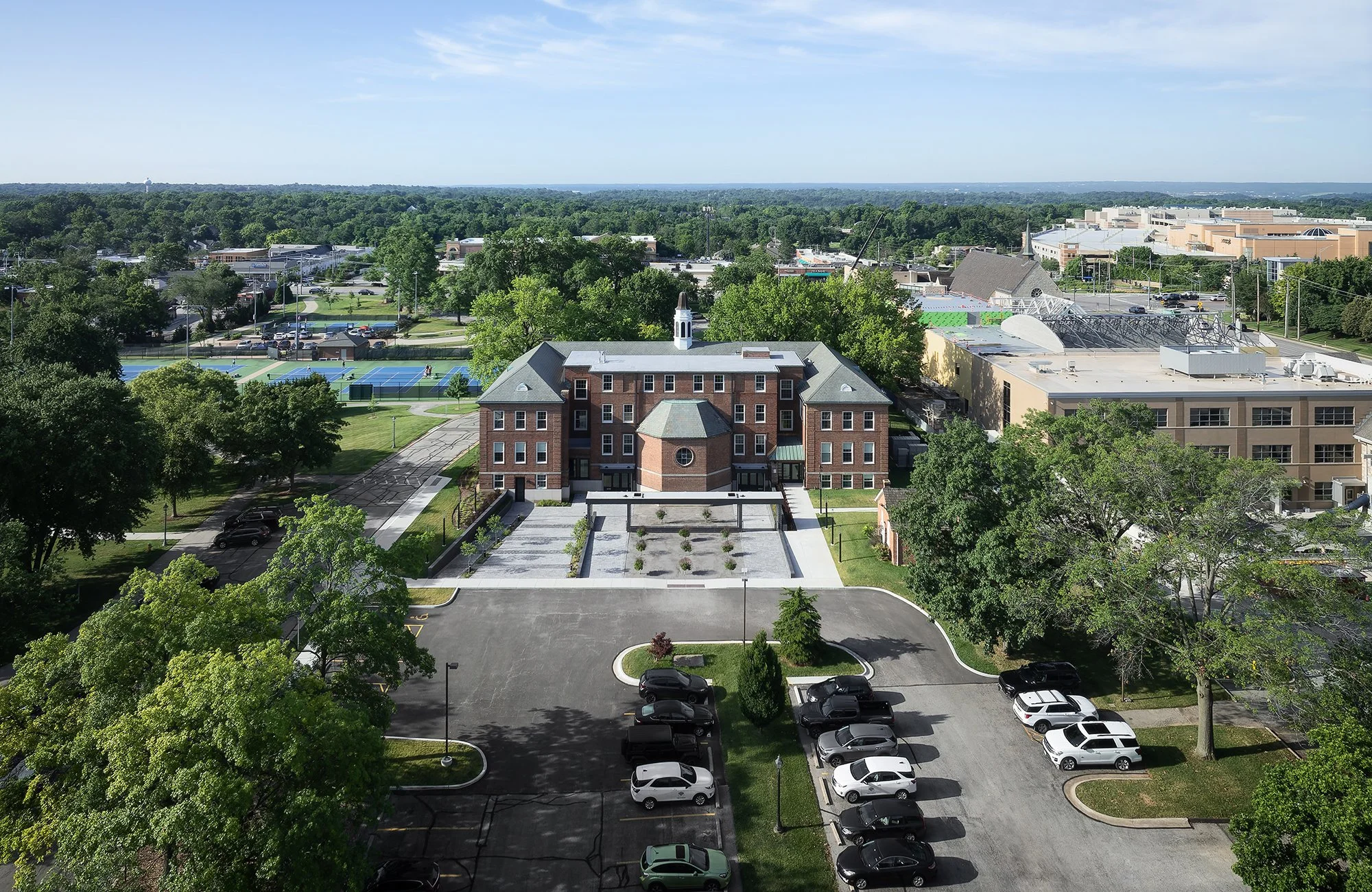 patterhn ives des peres city hall municipal park context aerial.jpg