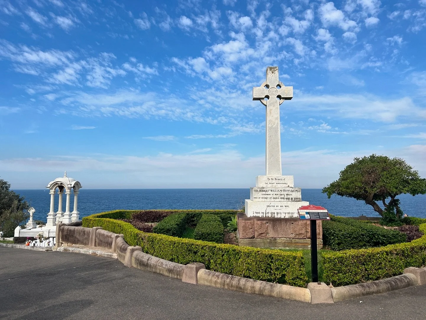 Gosh! I don’t think I’ve ever posted a landscape shot 😲 Feels weird to go off-piste 😆 There are so many gorgeous spots in Waverley Cemetery like this one, which always makes me feel like I’m in the Mediterranean for some reason 🤷