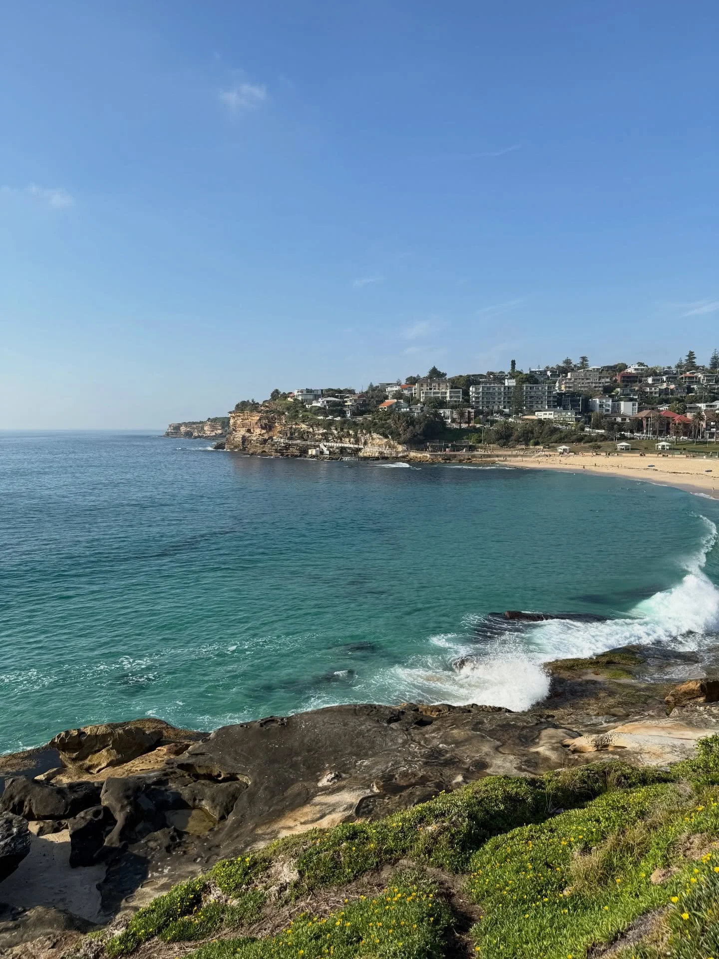 This was Wednesday, it was hot and oh so humid! Today is Friday and it&rsquo;s grey, drizzly, and a bit cold 😆
#brontebeach #australianartist #beachlovers #printmaker #australia