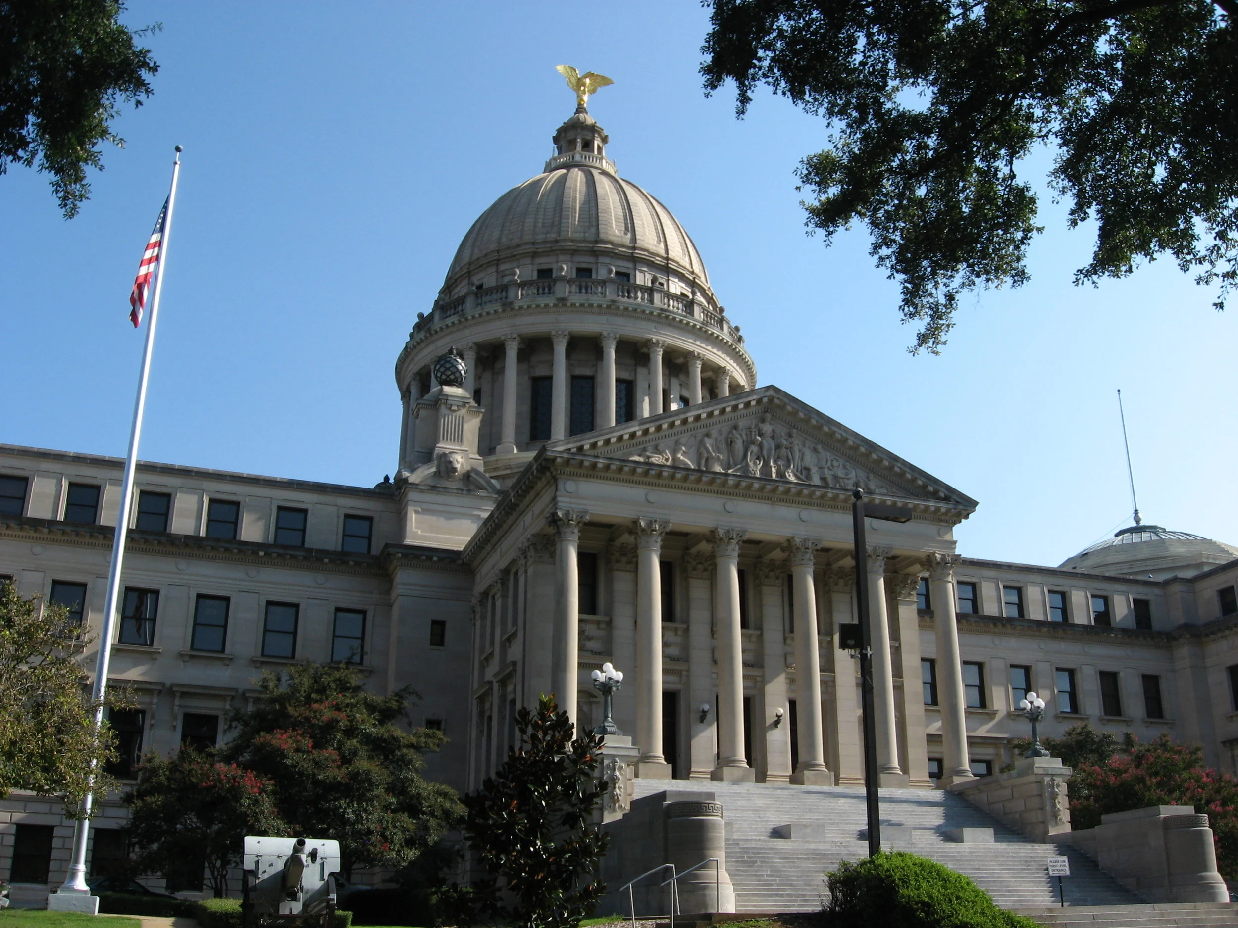 Mississippi_State_Capitol,_Jackson,_Mississippi_(3931963863).jpg