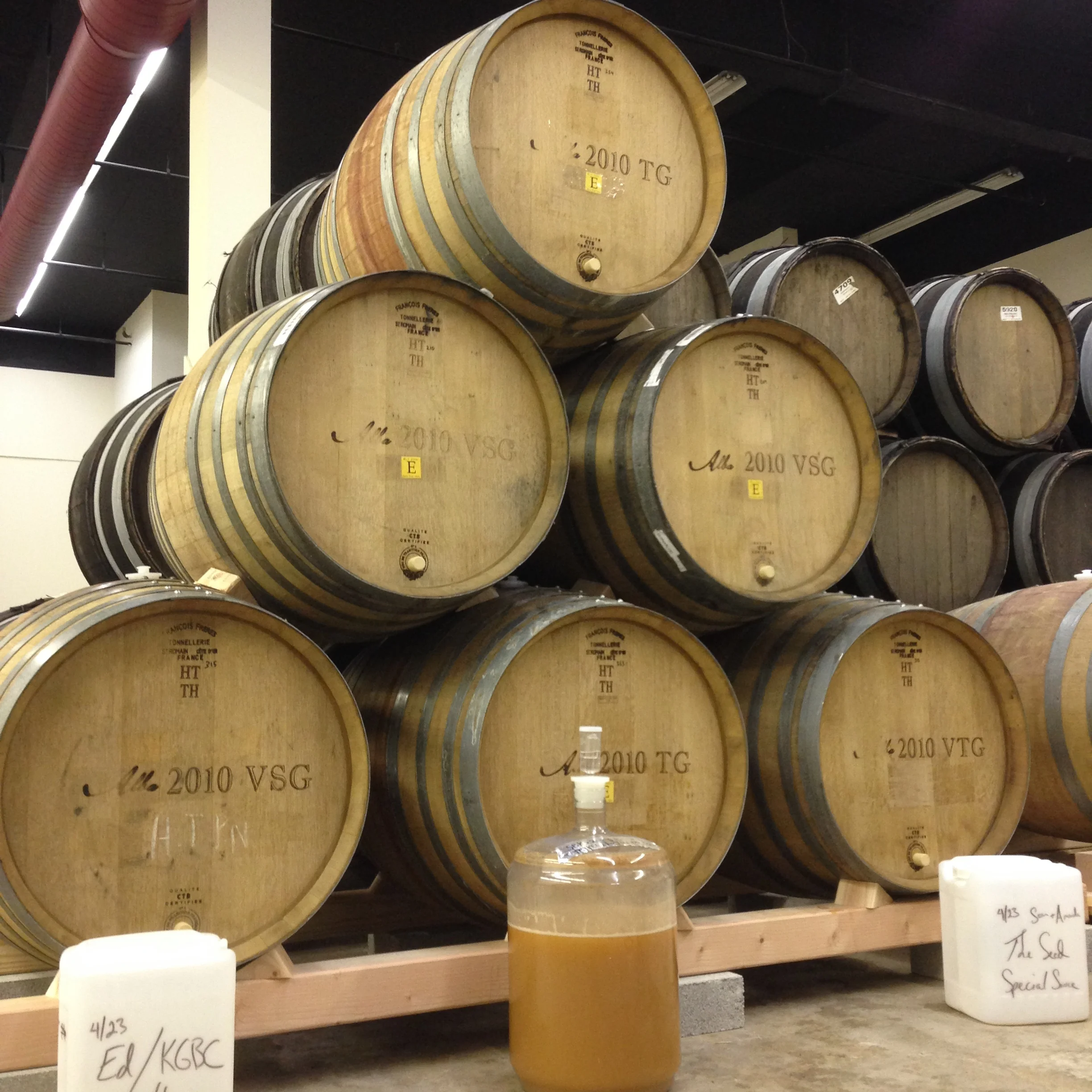 Barrel pyramid with house cultures