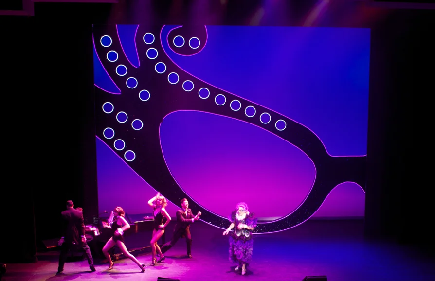 Dame Edna 3e.jpg
