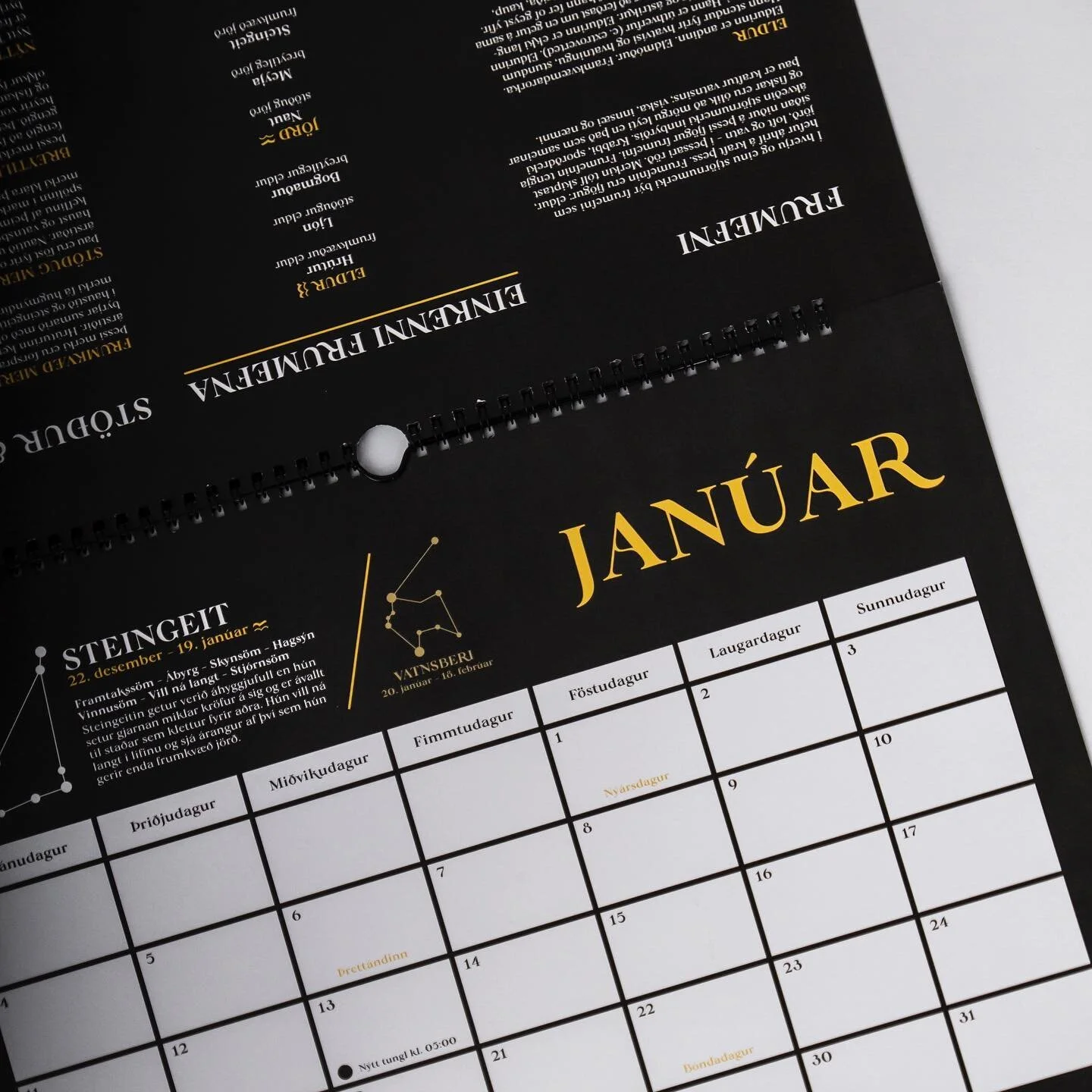 Fors&ouml;lunni &aacute; dagatalinu fyrir 2022 l&yacute;kur &aacute; sunnudaginn ✨ Dagatali&eth; fer &iacute; prent n&aelig;sta m&aacute;nudag en &eacute;g mun ekki prenta miki&eth; af umfram eint&ouml;kum 🤍 &THORN;a&eth; er &aacute; 2.900 &iacute; 