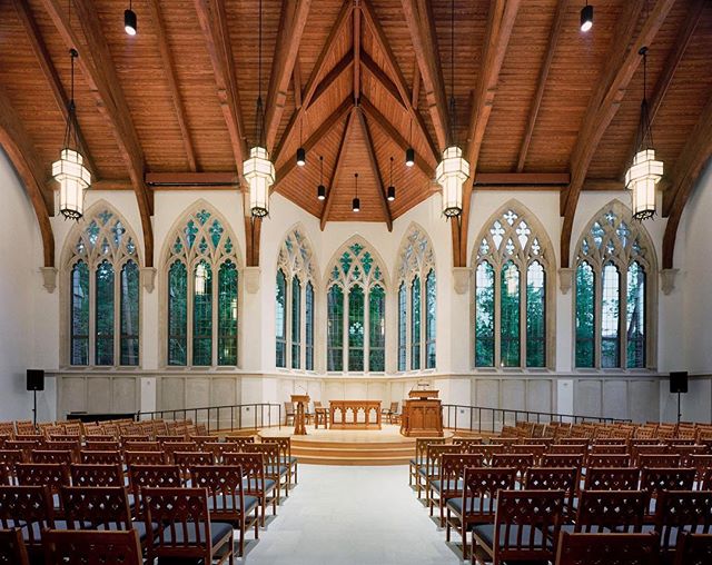 The Duke University Divinity School completed in 2004. The design of the tracery windows and the use of stone are complimentary to the adjacent Duke Chapel. ⠀
📷: Bryan Becker Photography⠀
#ecclesiastical #architecture #dukeuniversity