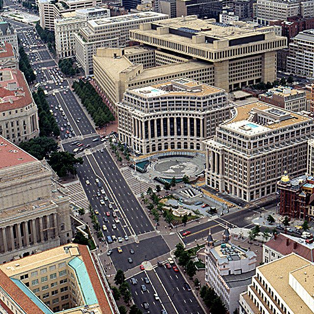 #flashbackfriday Market Square was a competition-winning scheme for a pivotal site on Pennsylvania Avenue, appropriately continuing the #neoclassical vocabulary of the #FederalTriangle. Bisecting Market Square's twin, mirror image, mixed-use building