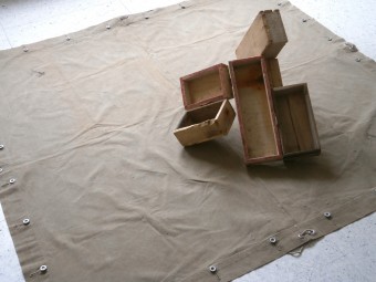 Urs Plangg, « Croix en boîte», 1993, bois et toile militaire, ca. 30 x 155 x 159 cm