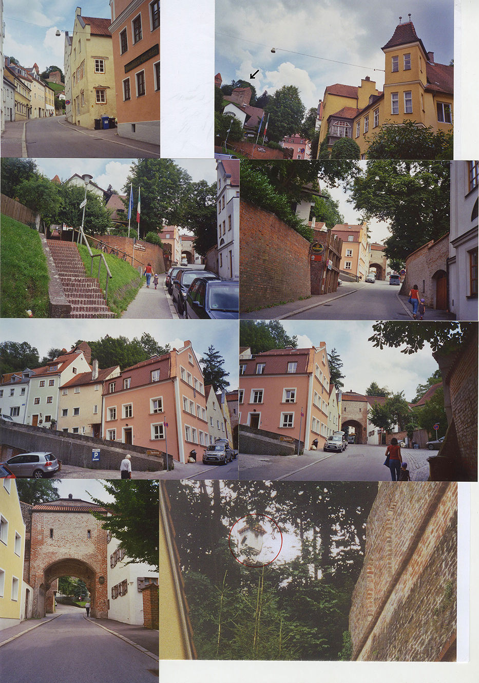 Abb. 19 V.o.n.u.: »Der Marsch nach Salzdorf« 1. Reihe: Der Fluchtpunkt der Alten Bergstraße = der Pulverturm (auf dem Foto rechts, markiert mit ↙) 2. Reihe: das »Ochsenklavier« beginnt in Sichtweite des Burghausertors – 3. Reihe: die Schlossgasse vor dem Durchqueren des Burghausertors 4. Reihe: das Burghausertor – beim Tor links oben, zwischen Sträuchern die »Burgfriedenssäule« Fotograf: Joachim Jung 2010 © Joachim Jung