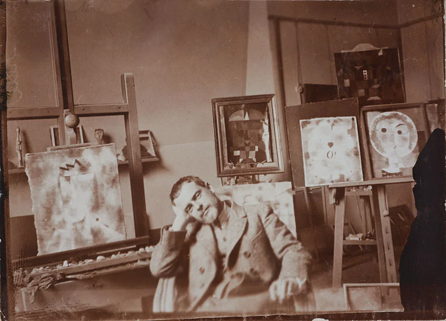 Abb. 14 Paul Klee in seinem Atelier, Bauhaus Weimar 192 , Fotograf: Felix Klee (?), Zentrum Paul Klee, Schenkung Familie Klee © Zentrum Paul Klee, Bern, Bildarchiv