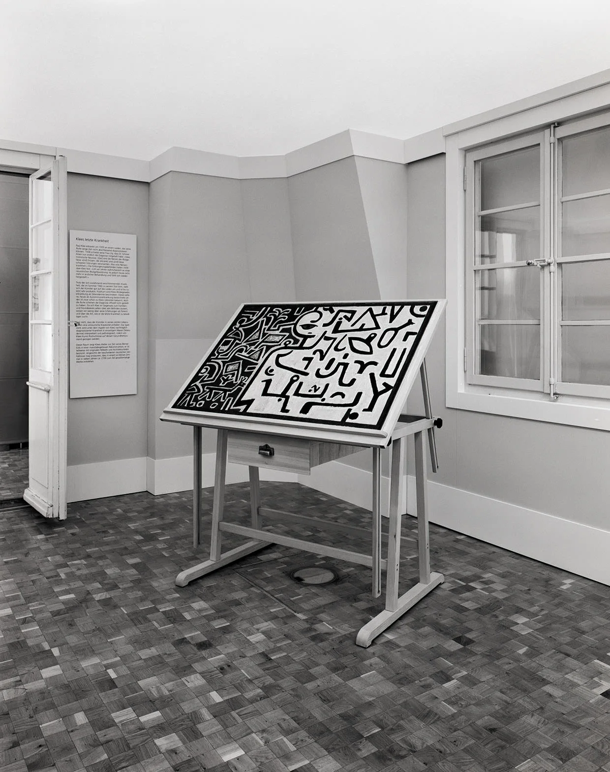 Abb. 4 Massstabgetreue Rekonstruktion von Paul Klees Atelier am Kistlerweg 6 in der Ausstellung »Paul Klee und die Medizin« im Medizinhistorischen Museum der Universität Zürich , 2005, Fotograf: Dominique Uldry ©Bern: Dominique Uldry
