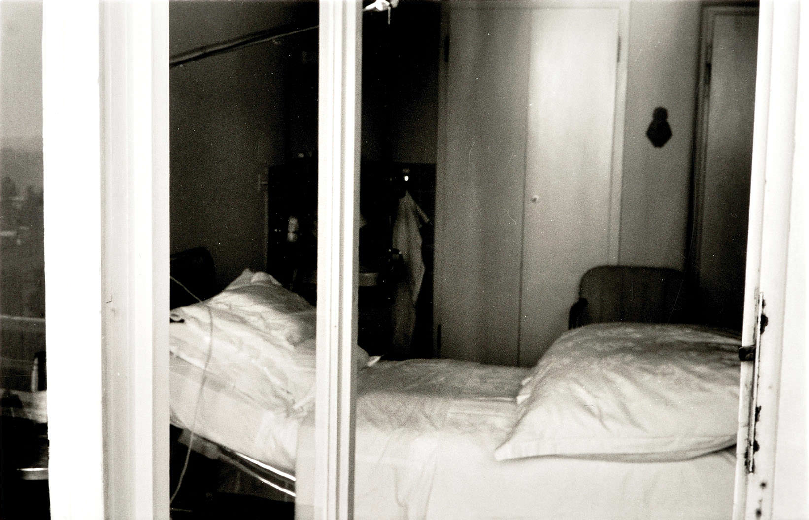  Abb. 22  Paul Klees Sterbezimmer in der Clinica S. Agnese in Locarno-Muralto , 1974, Foto: Sadao Wada ©Zentrum Paul Klee, Bern,&nbsp; Archiv 