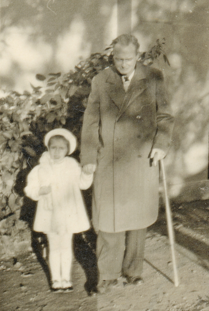  Abb. 17  Lily Klee, Paul Klee mit Simone, der Tochter von Petra Petitpierre am Murtensee (BE), Fotografie, 10.1939. Zentrum Paul Klee, Bern, Schenkung Familie Klee.  © Zentrum Paul Klee, Bern, Bildarchiv. 