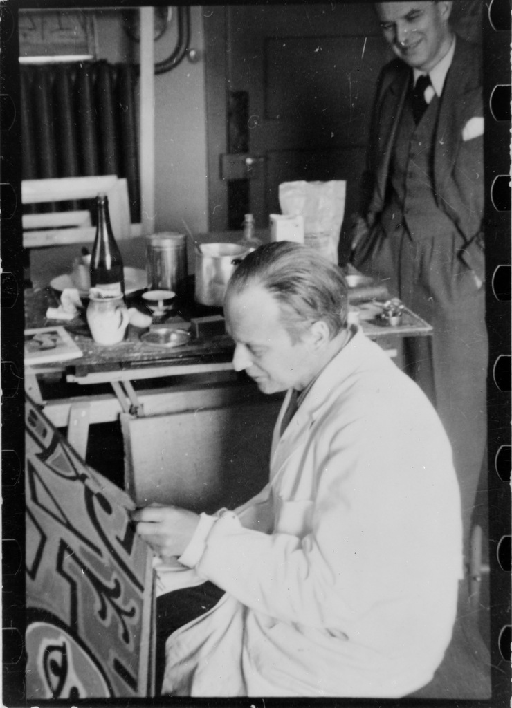  Abb. 12  Felix Klee, Der Besuch von Will Grohmann in Paul Klees Atelier am Kistlerweg 6 in Bern; auf dem Zeichentisch ist die Arbeit Vorhaben 1938,126 (J 6) zu sehen, Fotografie, Ostern 1938. Zentrum Paul Klee, Bern, Schenkung Familie Klee.  © Zentr