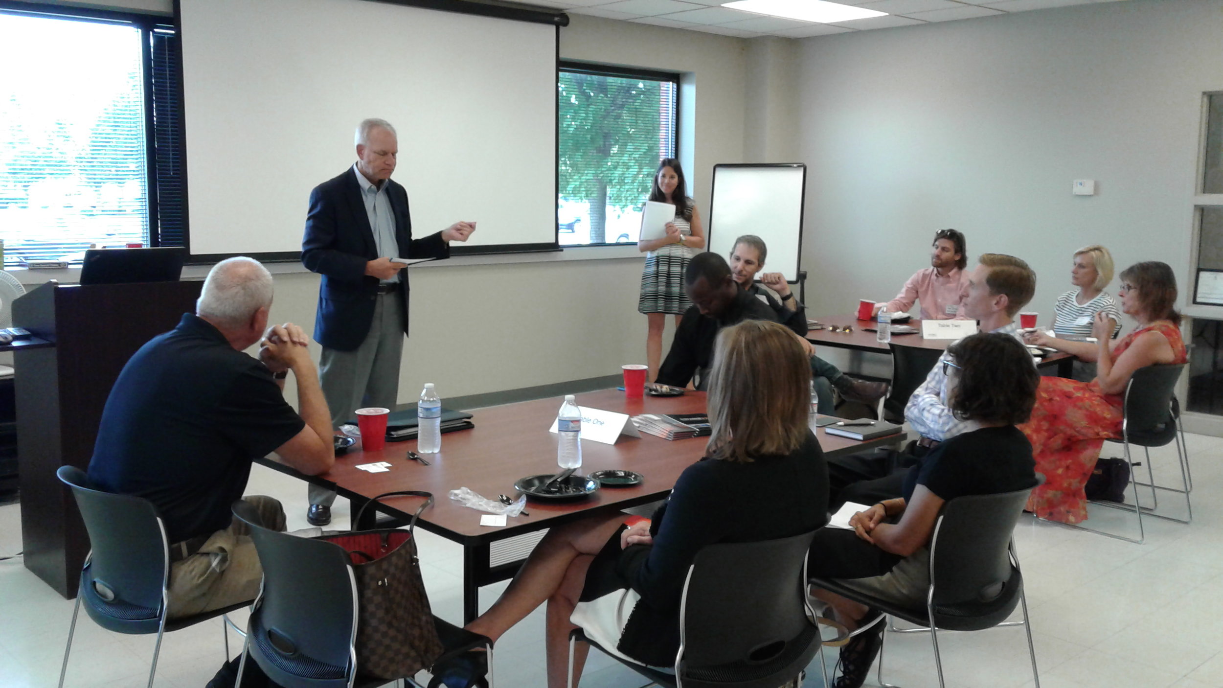 Bruce addresses new Chamber members.
