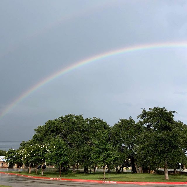 How many colors are in a rainbow? Leaving the office and saw this beautiful rainbow!! What a way to end the day!!!
#rainbow #howmanycolorsinarainbow #goldenbergorthodontics #goldenbergortho #orthodontics #georgetown