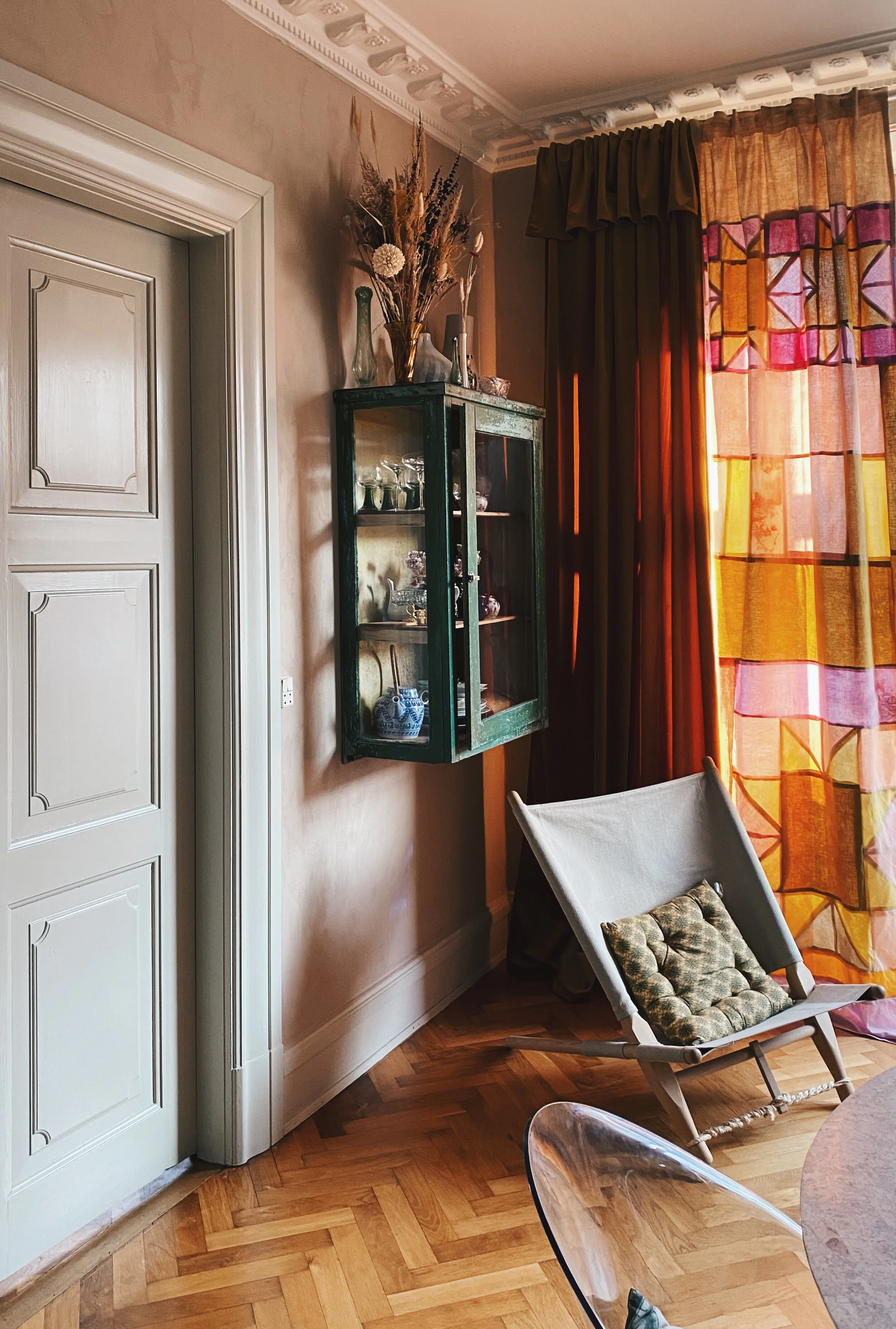 Her er gardinet hjemme i Julie Wittrup Pladsbergs smukke lejlighed.