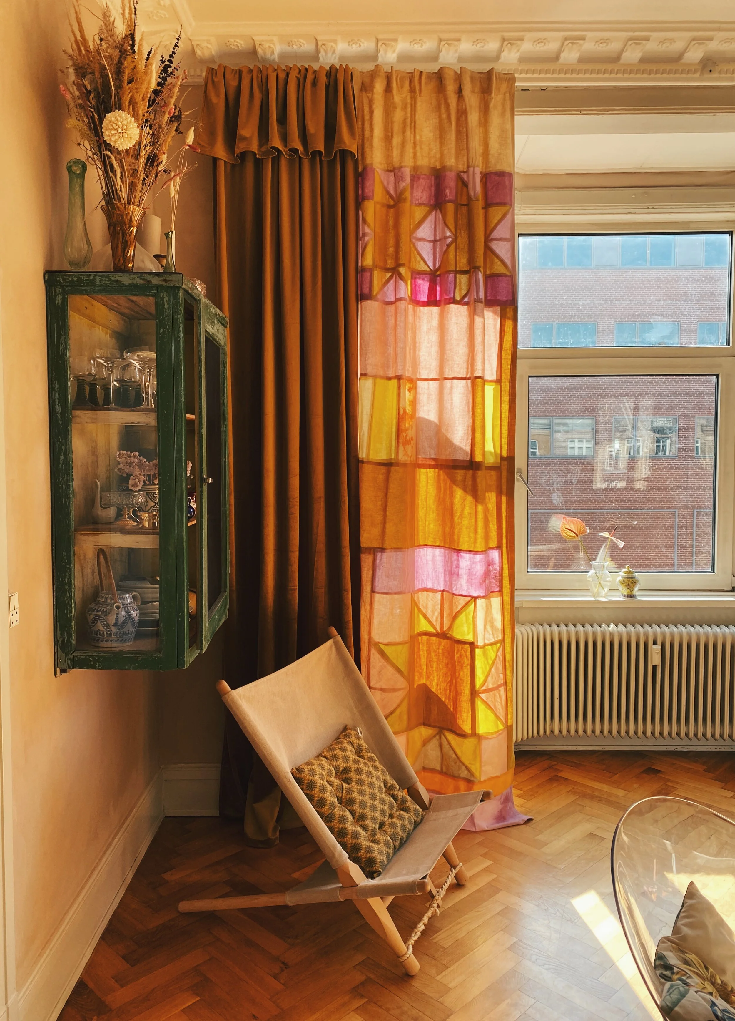 Her er gardinet hjemme i Julie Wittrup Pladsbergs smukke lejlighed.