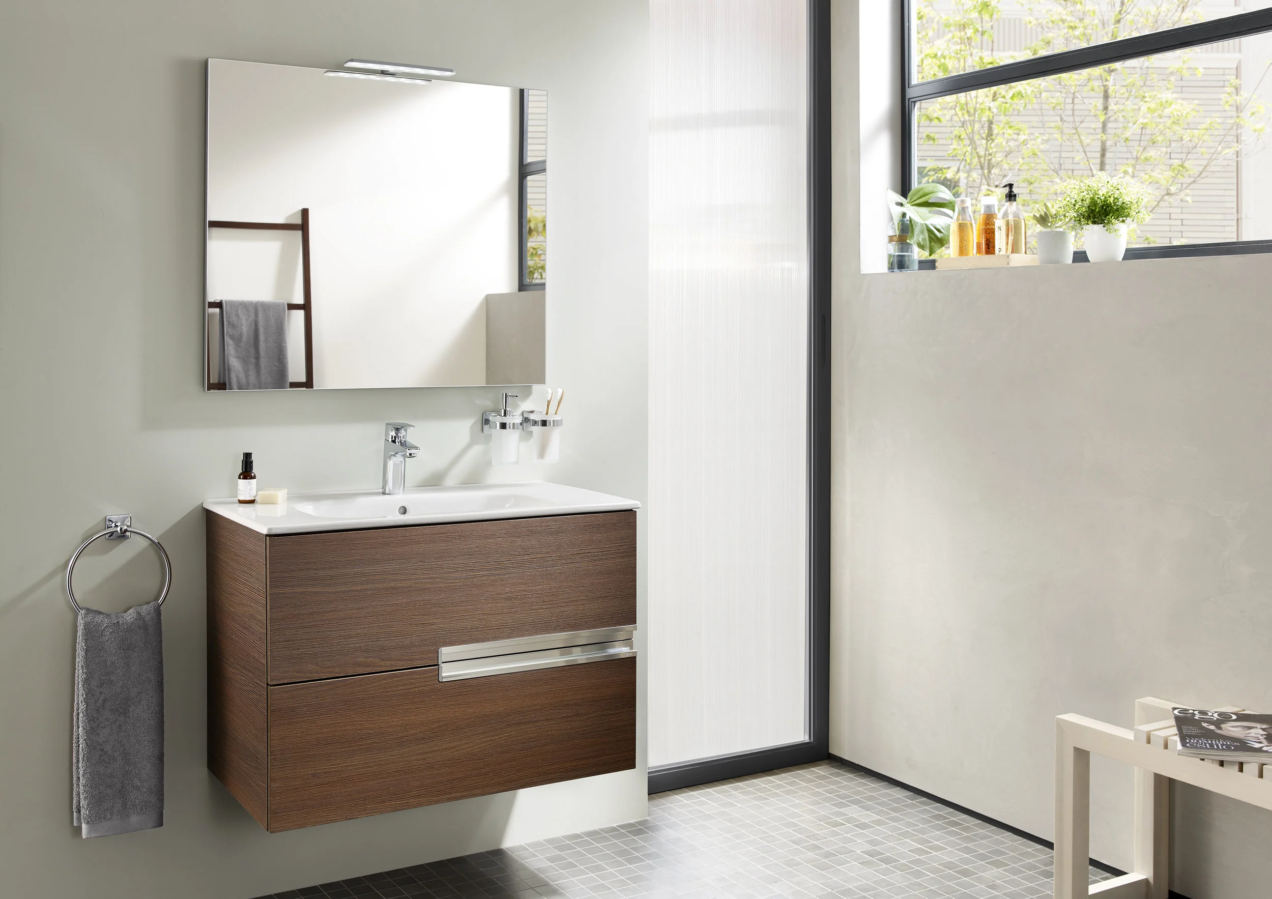 Productos de Roca sanitario: Mueble Victoria-N 800 acabado en wengué texturizado, grifería de lavabo mod.Atlas, toallero de anilla mod. Victoria. Cerámica de Roca sanitario colección Metal malla 30x30cm de color negro. Fotos de One Shot Foto
