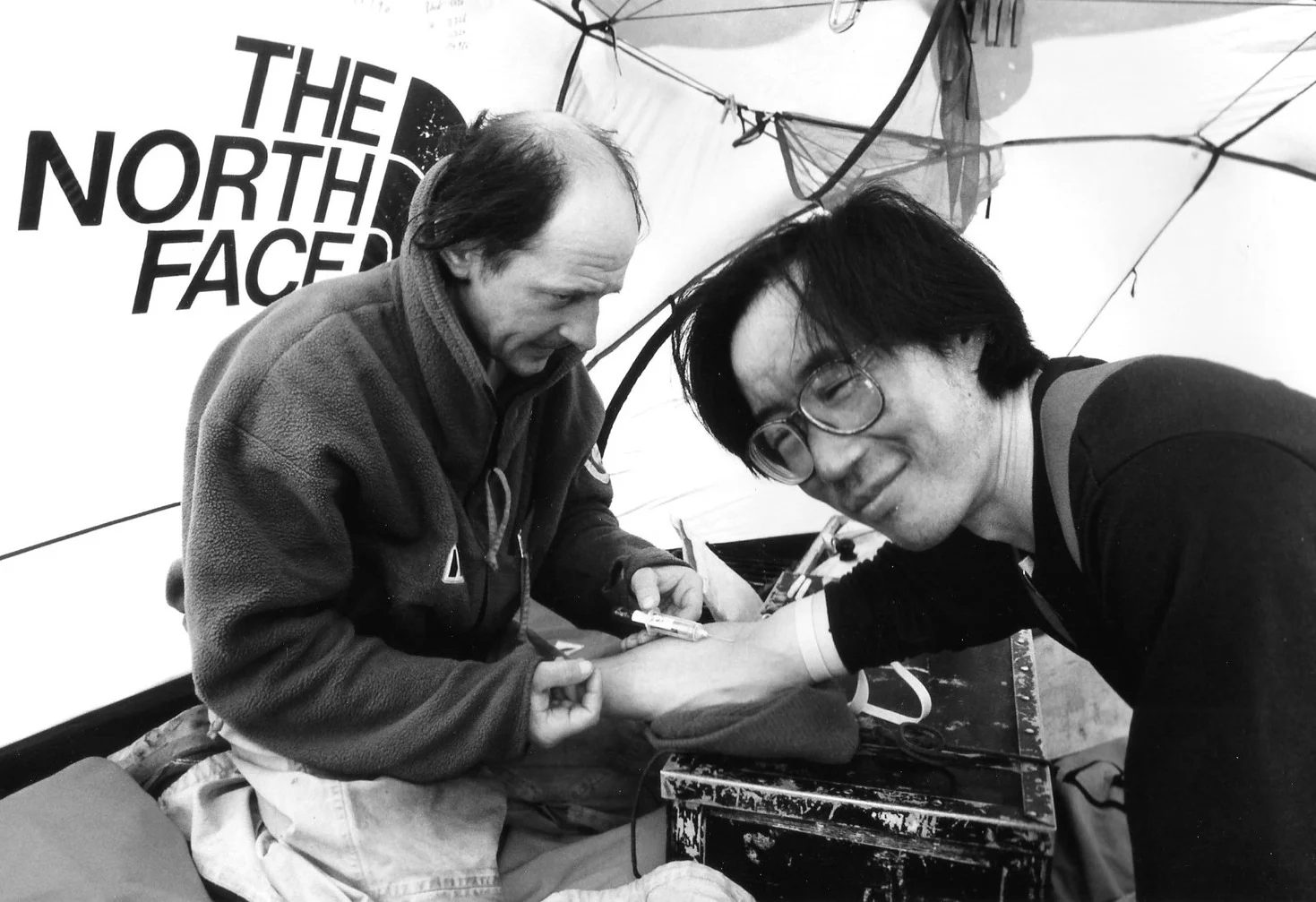 Dr. Jean-Louis Etienne takes blood samples from Qin Dahe as part of his study for the European Space Agency.©Trans-Antarctica-Per Breiehagen
