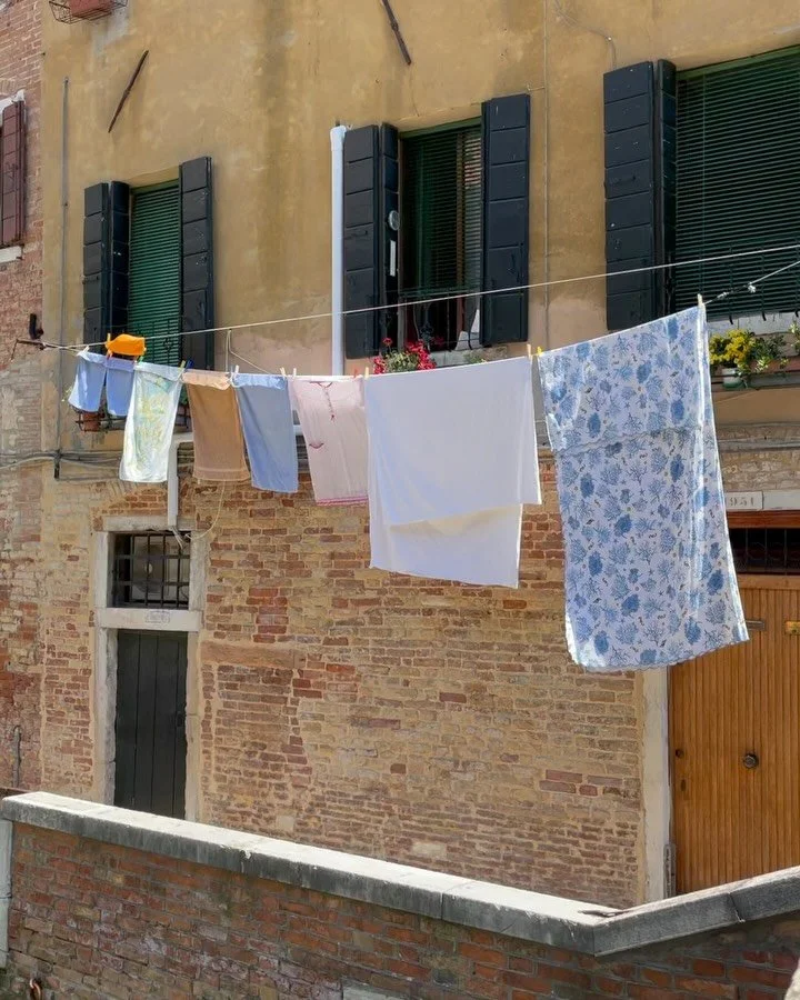 Unfiltered moments in Venice, part 1. 

Hanging laundry, locals buying fresh produce from floating markets stalls, and gondolas passing by like it&rsquo;s just another Tuesday 😍

#venice #veniceitaly #venicephotographer #veneziaunica #veneziagram #v