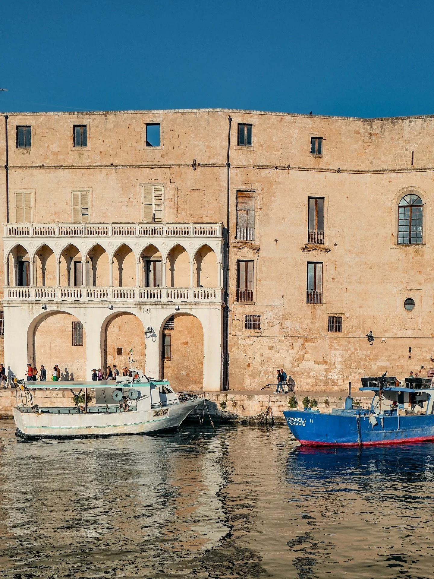 Quiet golden hour moments in Monopoli 😍

#monopoli #puglia #bari #italy #italia #weareinpuglia #pugliagram #apulia #puglialovers #weareinmonopoli