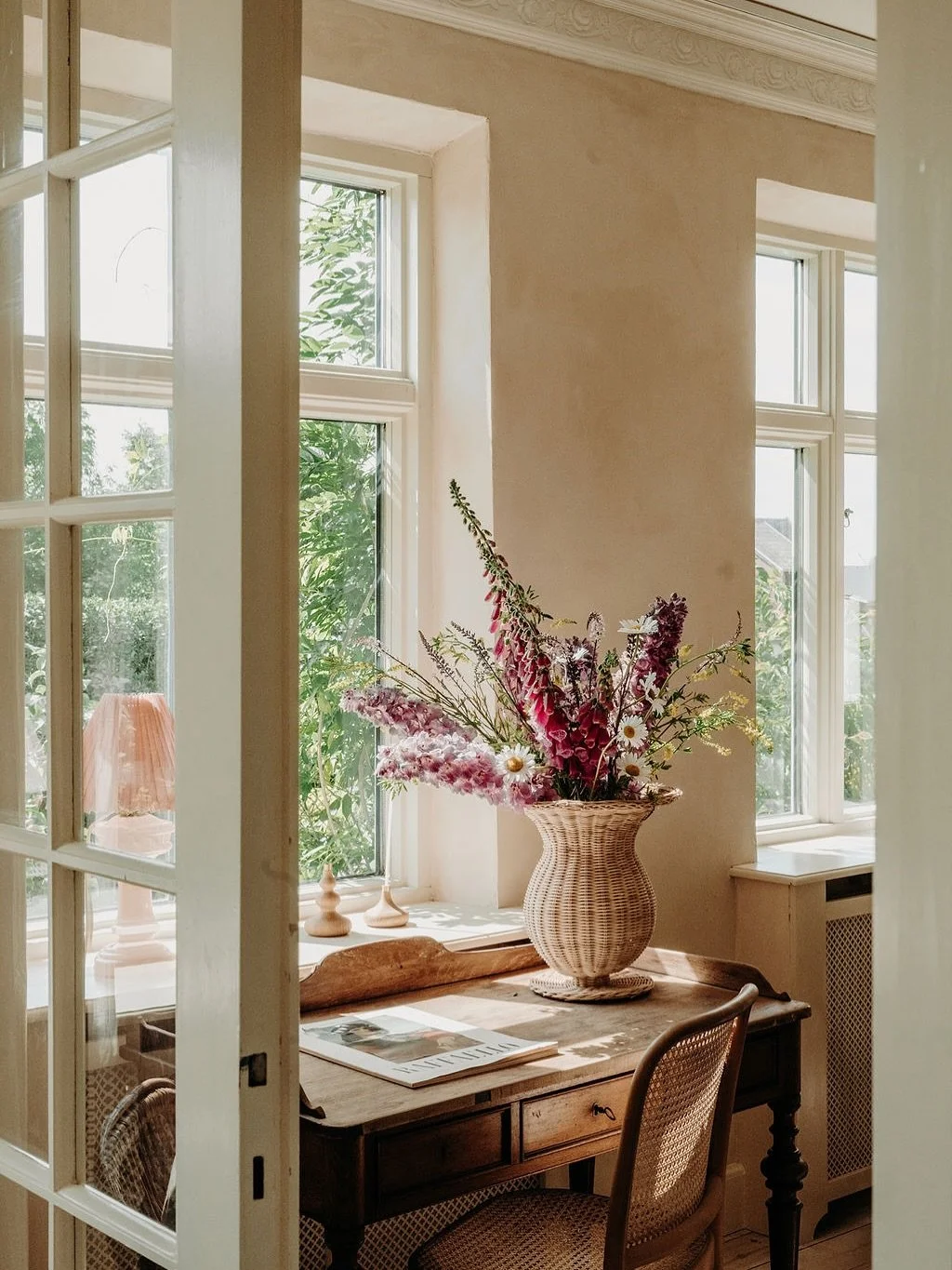 Something special unfolded on M&oslash;n a couple of weeks ago.
Together with @signebay, I had the joy of hosting a Midsummer workshop filled with creativity, connection, and beauty &mdash; in all its forms.

We began in the garden with elderflower i