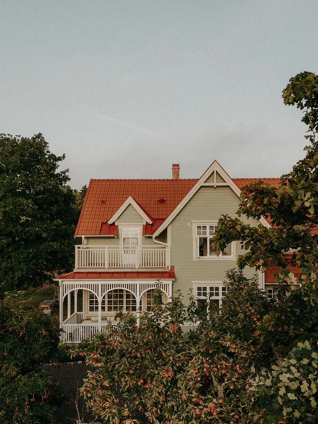 Tre somrar har g&aring;tt, och jag kan fortfarande knappt f&ouml;rst&aring; att det h&auml;r &auml;r v&aring;rt hem.
Ett gr&ouml;nm&aring;lat tr&auml;hus med r&ouml;tt tegeltak, inb&auml;ddat bland &auml;ppeltr&auml;d, f&aring;gels&aring;ng p&aring; 