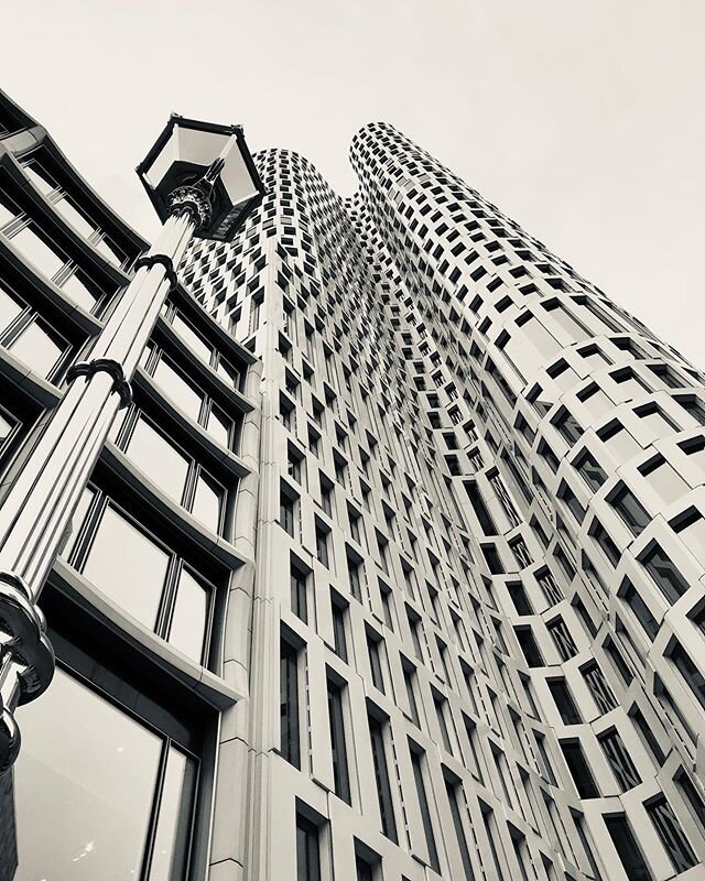 When you&rsquo;ve got them curves, that&rsquo;s all they notice. 💁&zwj;♀️😘
.
.
.
#thingsarelookingup #lookup #berlin #architecture #goodmood #beautifulday #gratitude