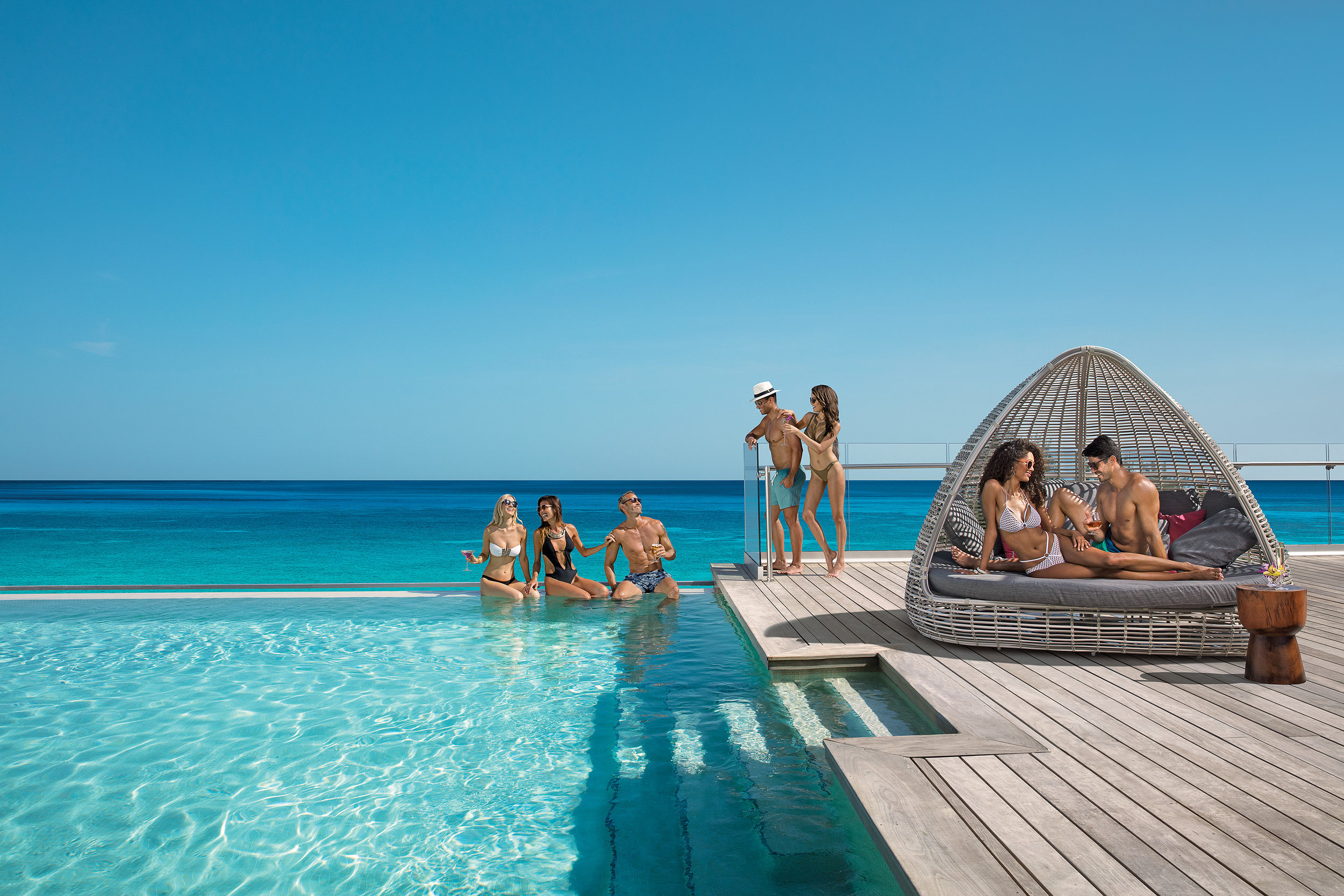 BREMB_Friends_Altitude_Infinity_Pool2_3B.jpg