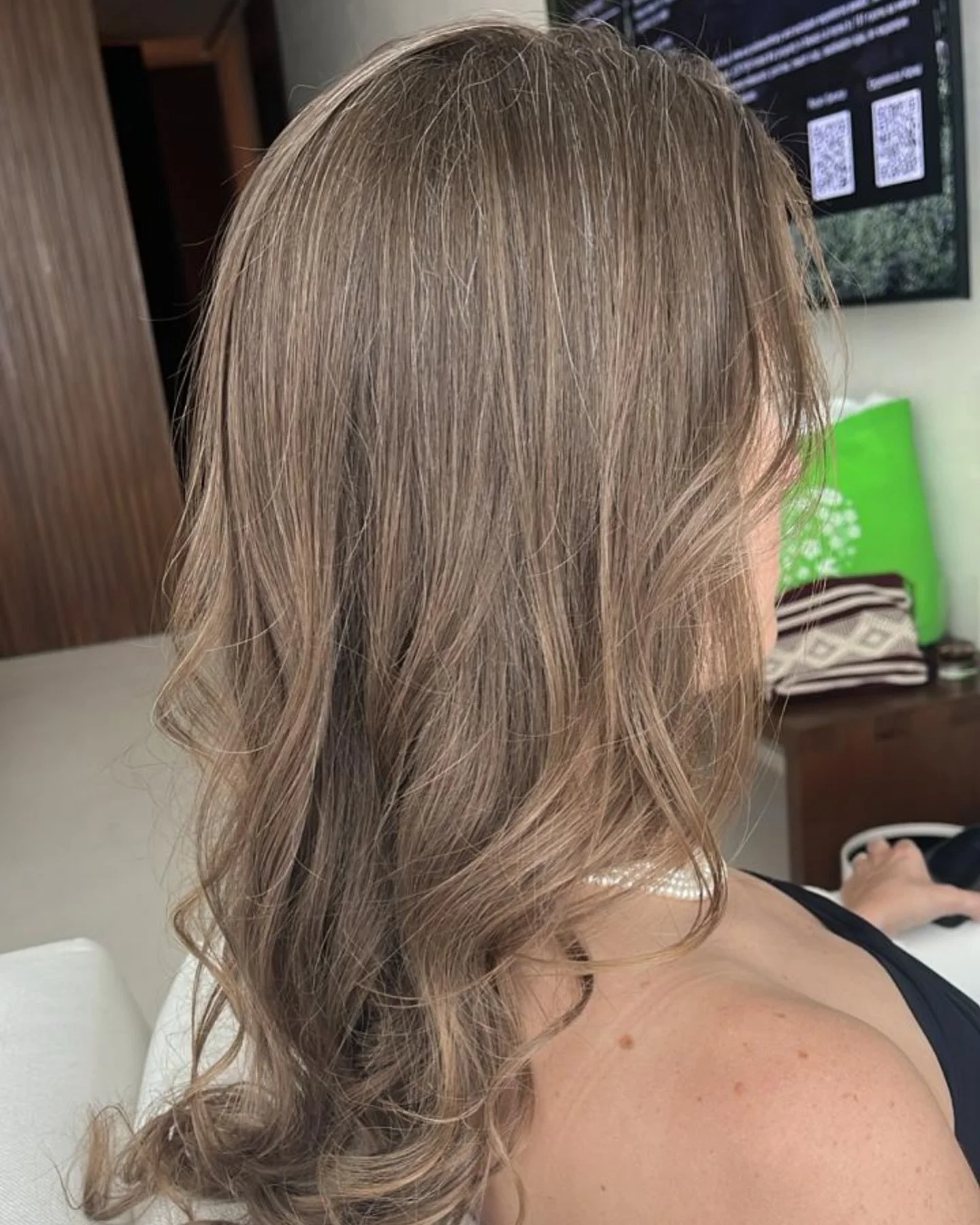 Hair for the bride&rsquo;s aunt 🤍
Natural movement, soft texture and timeless elegance.
Because every woman deserves to feel radiant on a special day.
#hairstyle #destinationwedding #artist #cancun #weddingguesthair