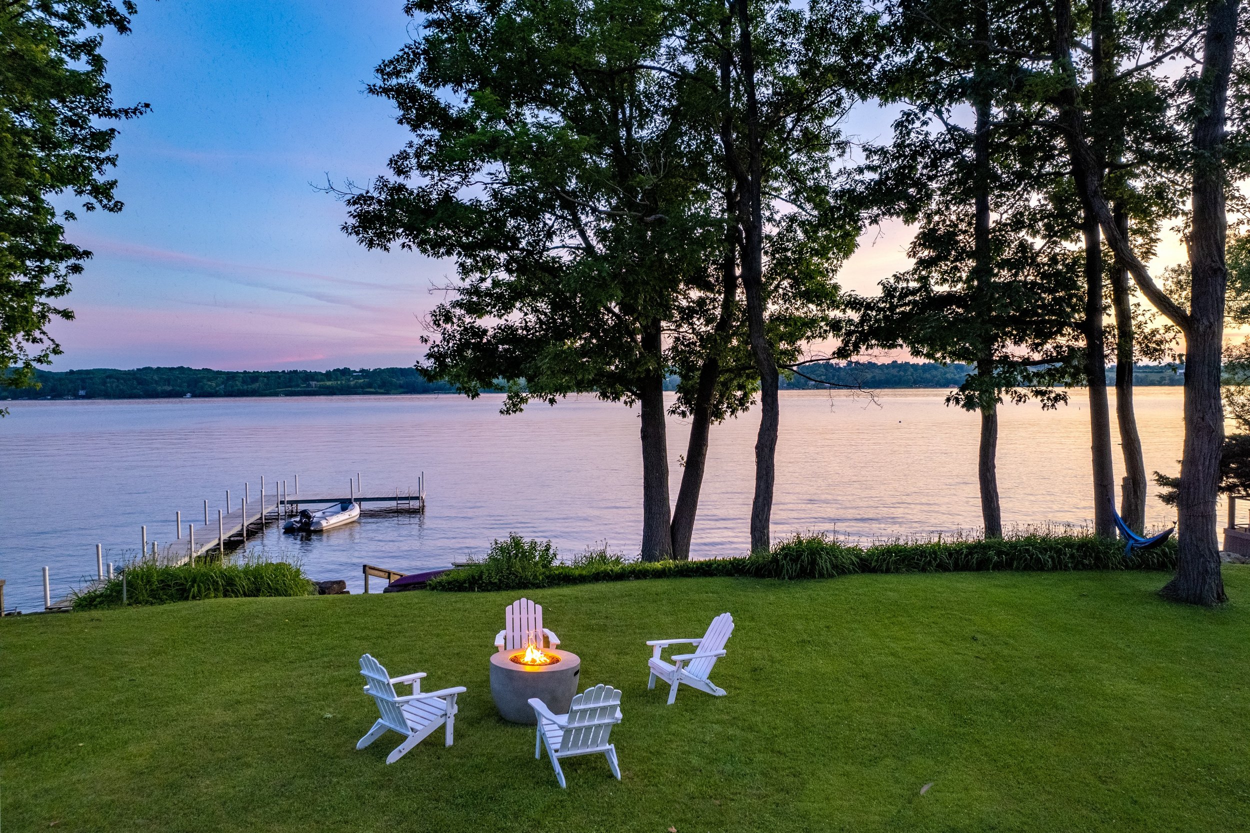 PEACEFUL LAKESHORE  HOME