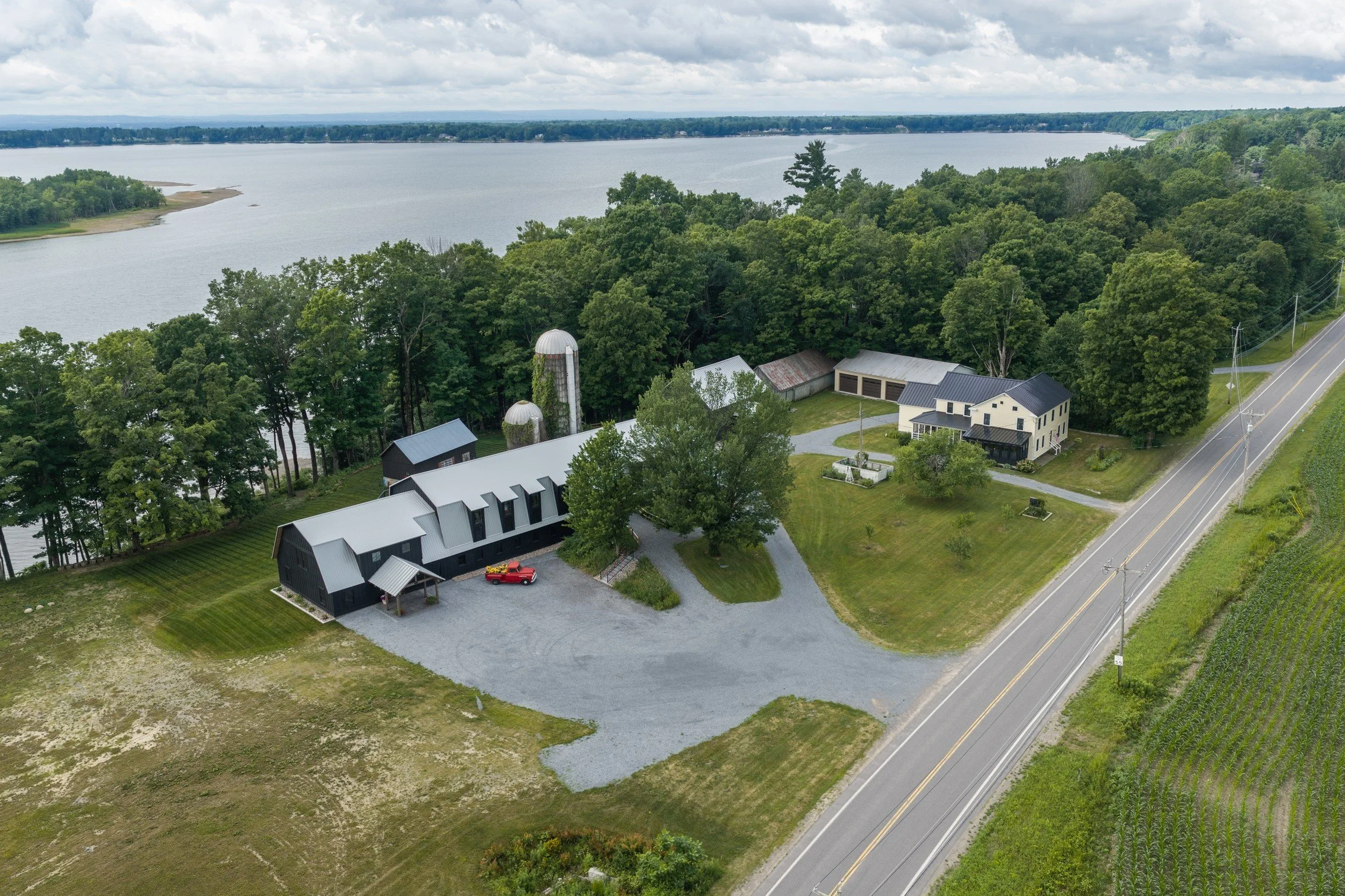 Lakeview Barns 03.jpg