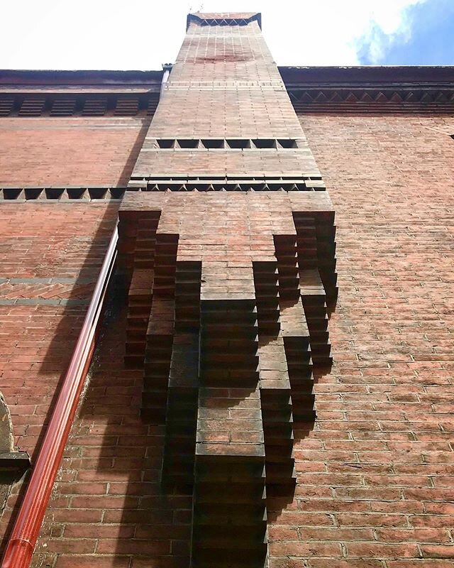 Stairway to heaven...
#phillyarchitecture #philadelphiaarchitecture #cityofbrotherlylove #cityofbricks #geometricpattern #stepitup #brickchimney #chimchimney #thomashockley #frankfurness #frankfurnessphiladelphia #built1875