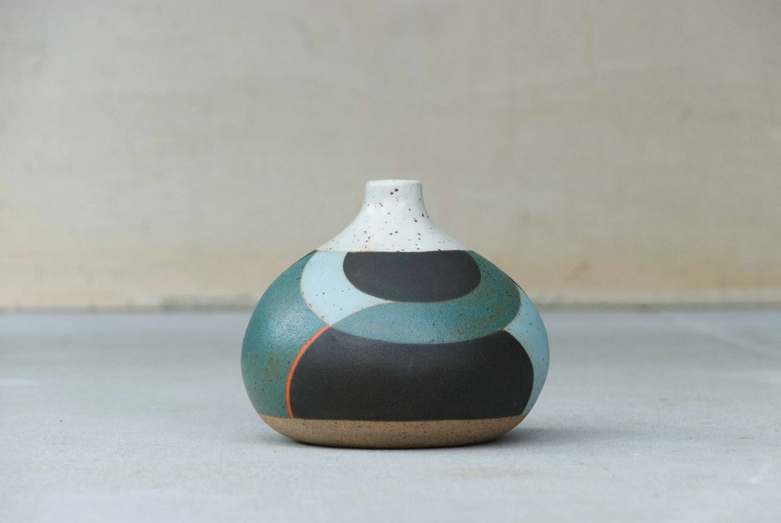 Swell Rounded Vase01.jpg