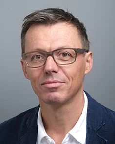Christoph Suter Webmaster ADLES-Vertreter bei der KOFADIS (Konferenz der Fachdidaktiken in der Schweiz) Dozent Englischdidaktik Primar, Sek I christoph.suter@phtg.ch http://www.phtg.ch/de/hochschule/menschen/seite-detailansicht/person/christoph-suter/