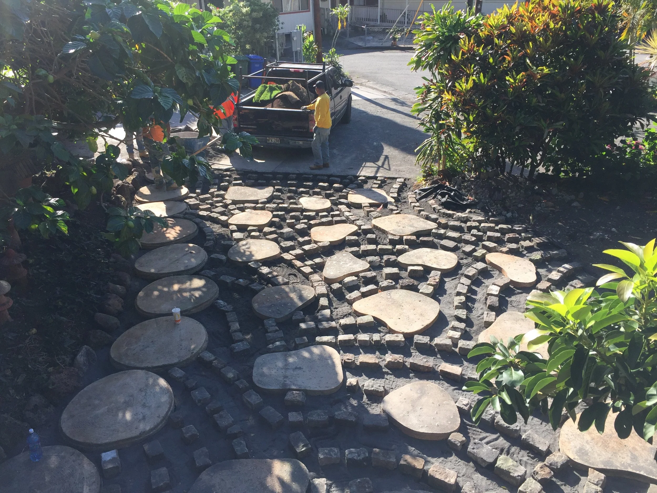 Above: Reclaimed cobblestones salvaged from old Iwalei Rd. are arranged in a fish scale pattern. 