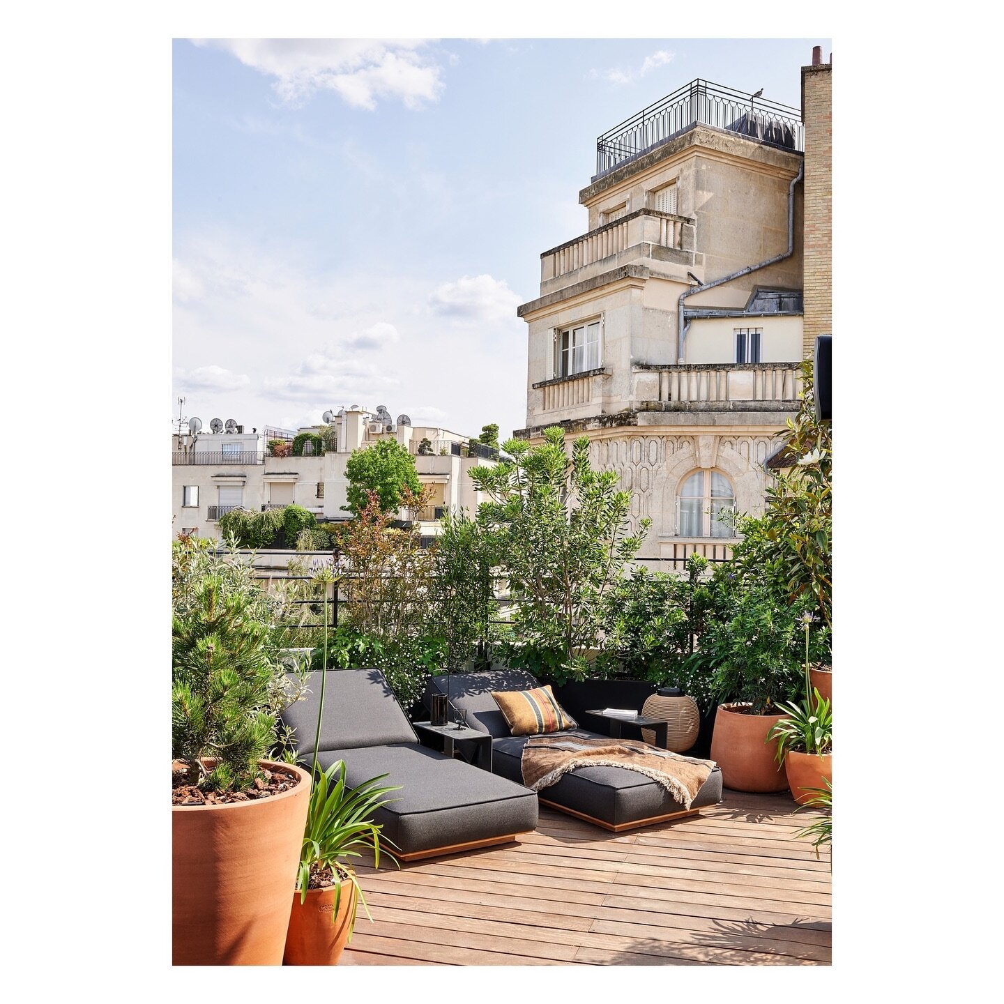 Stunning rooftop in the Paris suburbs shot by DIDIER DELMAS for the latest issue @ideat_magazine @didierdelmasphotographe
*
Styliste @duboscqvirginie
*
#editorialphotoshoot #ideat #deco #interiorphotographer #designphotography #architecturedinterieur