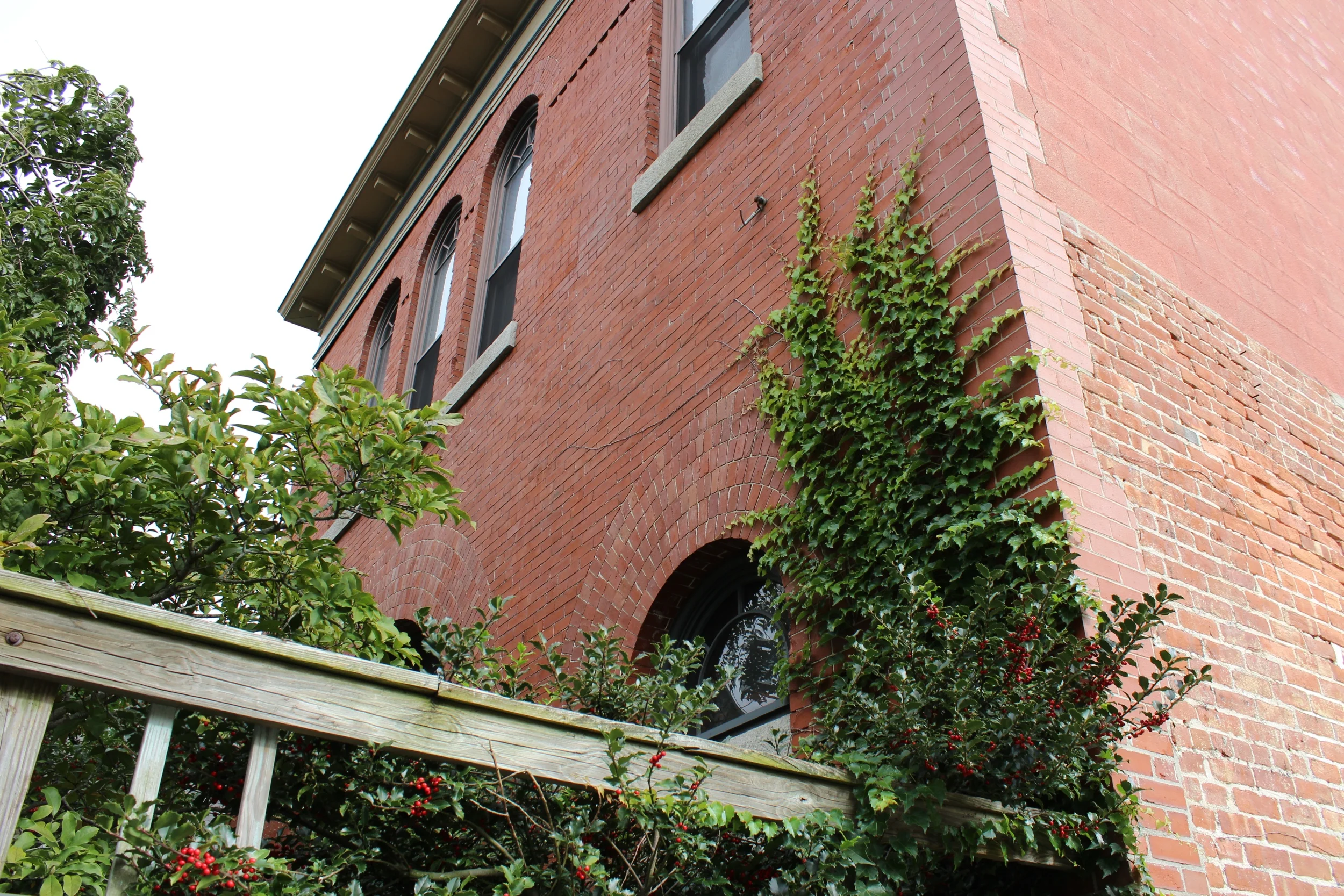 Harrison Street Firehouse Annex (c. 1890), now residences and an artist’s studio Photo by Jessica Jennings